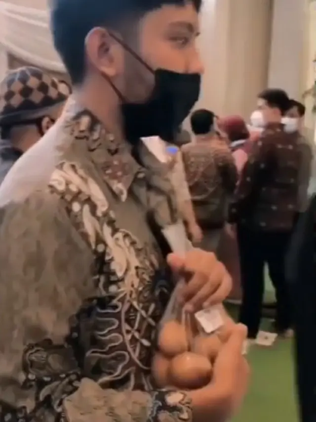 Sekelompok Pria Bawa Sembako Ke Pernikahan Teman, Warganet: Lumayan Nggak Belanja