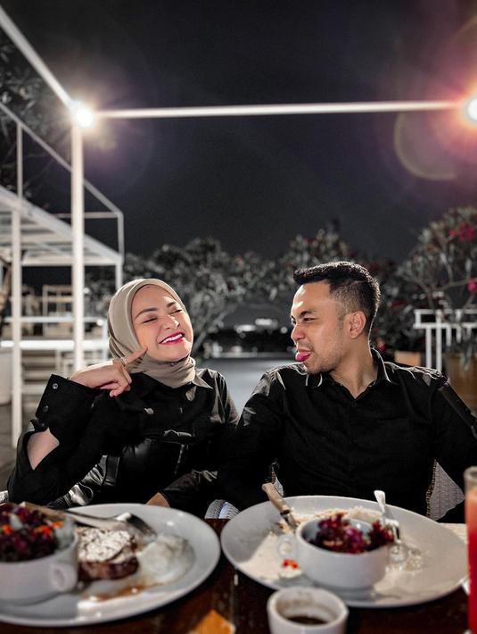 Momen mesra keduanya saat lakukan dinner romantis ini juga menjadi sorotan. Pasalnya, keduanya tak terlihat sungkan ataupun menjaga imej bersama di hadapan publik. (Liputan6.com/IG/@nathalieholscher)