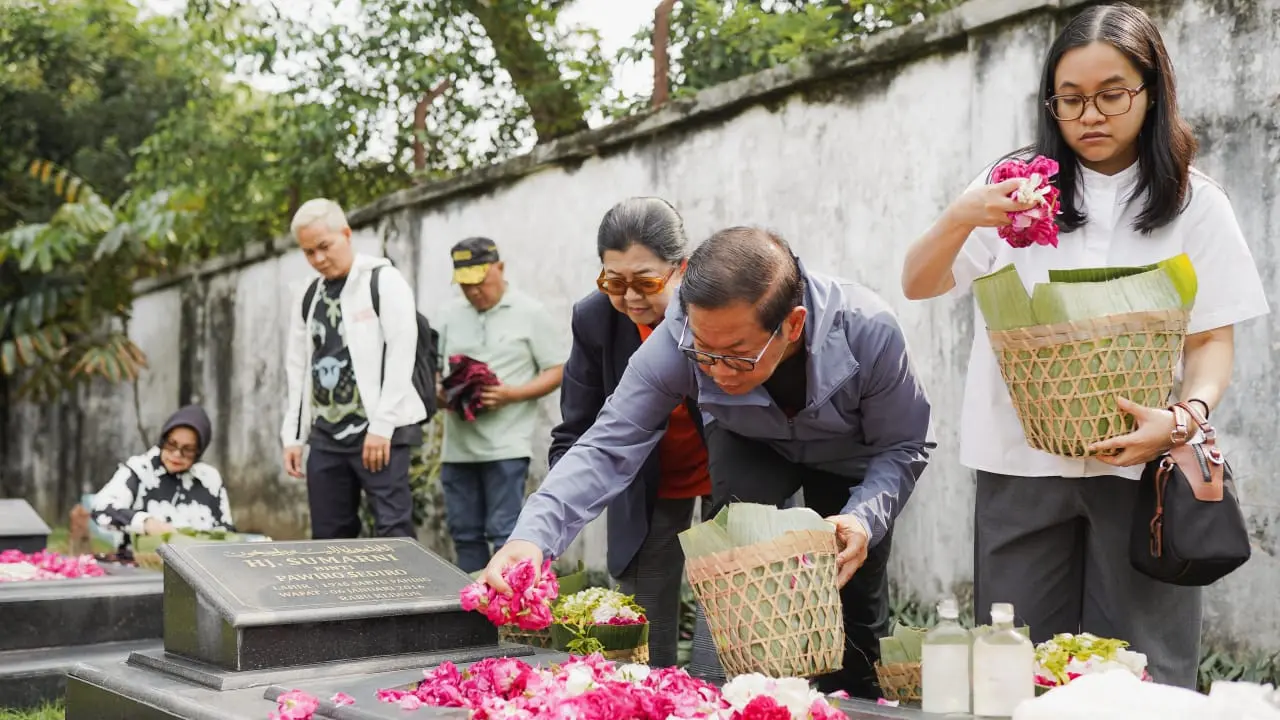 Calon Gubernur (Cagub) Jakarta Nomor Urut 3, Pramono Anung berziarah ke makam Almarhum Ayah dan Almarhumah Ibu di Pemakaman Pasarean Pendawa, Yogyakarta, Senin (11/112024).