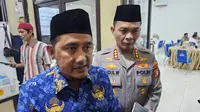 Kapolres Metro Depok, Kombes Abdul Waras bersama Wakil Wali Kota Depok, Chandra Rahmansyah usai berbuka puasa di Polres Metro Depok. (Liputan6.com/Dicky Agung Prihanto)