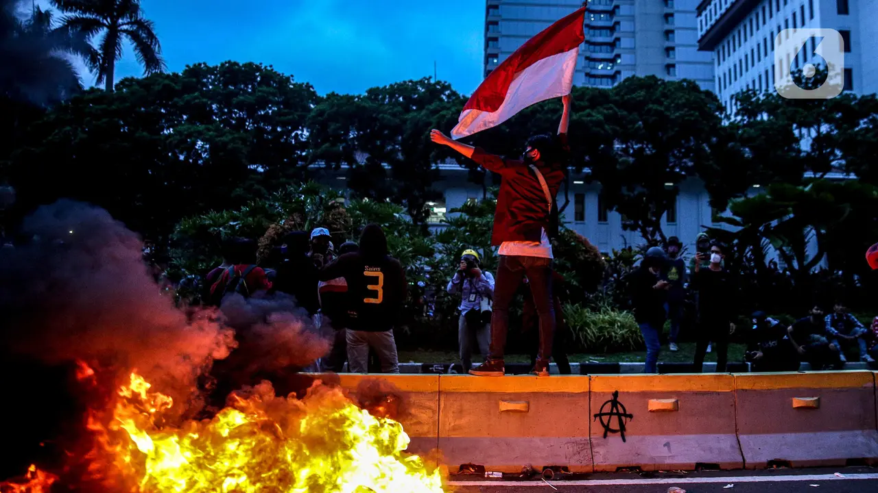 Bakar-bakaran saat Aksi Tolak UU Cipta Kerja