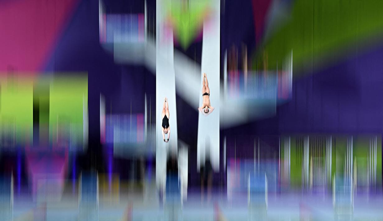 Atlet Kanada, Celina Toth dan Rylan Wiens bersaing pada final lompat mixed synchronised10 meter pada hari kesebelas Commonwealth Games di Sandwell Aquatics Center, Birmingham, Inggris pada 8 Agustus 2022. (AFP/Oli Scarff)