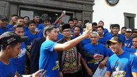 Tim Persib U-16 dan U-19 setelah menerima bonus dari Gubernur Jawa Barat, Ridwan Kamil, di Bandung, Jumat (14/12/2018). (Bola.com/Erwin Snaz)