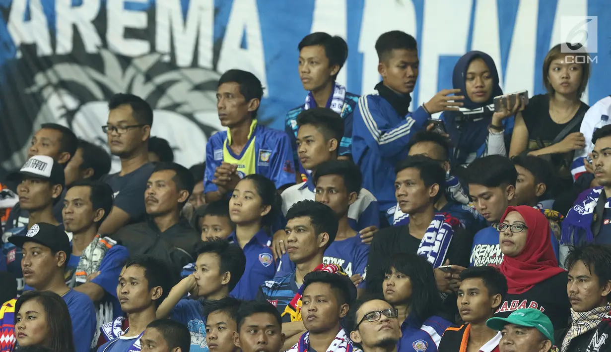 Ekspresi wajah suporter tim Singo Edan saat menyaksikan kekalahan Arema FC melawan Persija dilanjutan Liga 1 Indonesia di Stadion Patriot Candrabhaga, Bekasi, Jumat (2/6). Arema FC menyerah 0-2 dari Persija. (Liputan6.com/Helmi Fithriansyah)