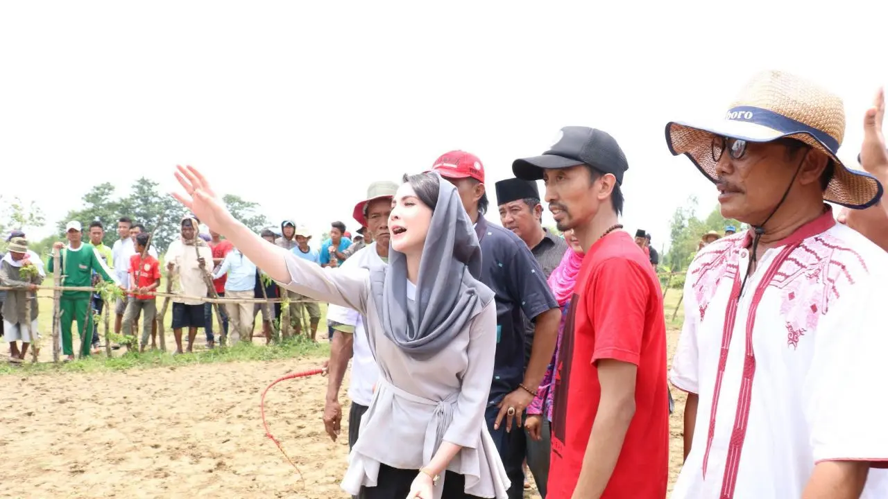 Arumi bachsin, istri calon Wakil Gubernur Jawa Timur Emil Elestiantianto Dardak