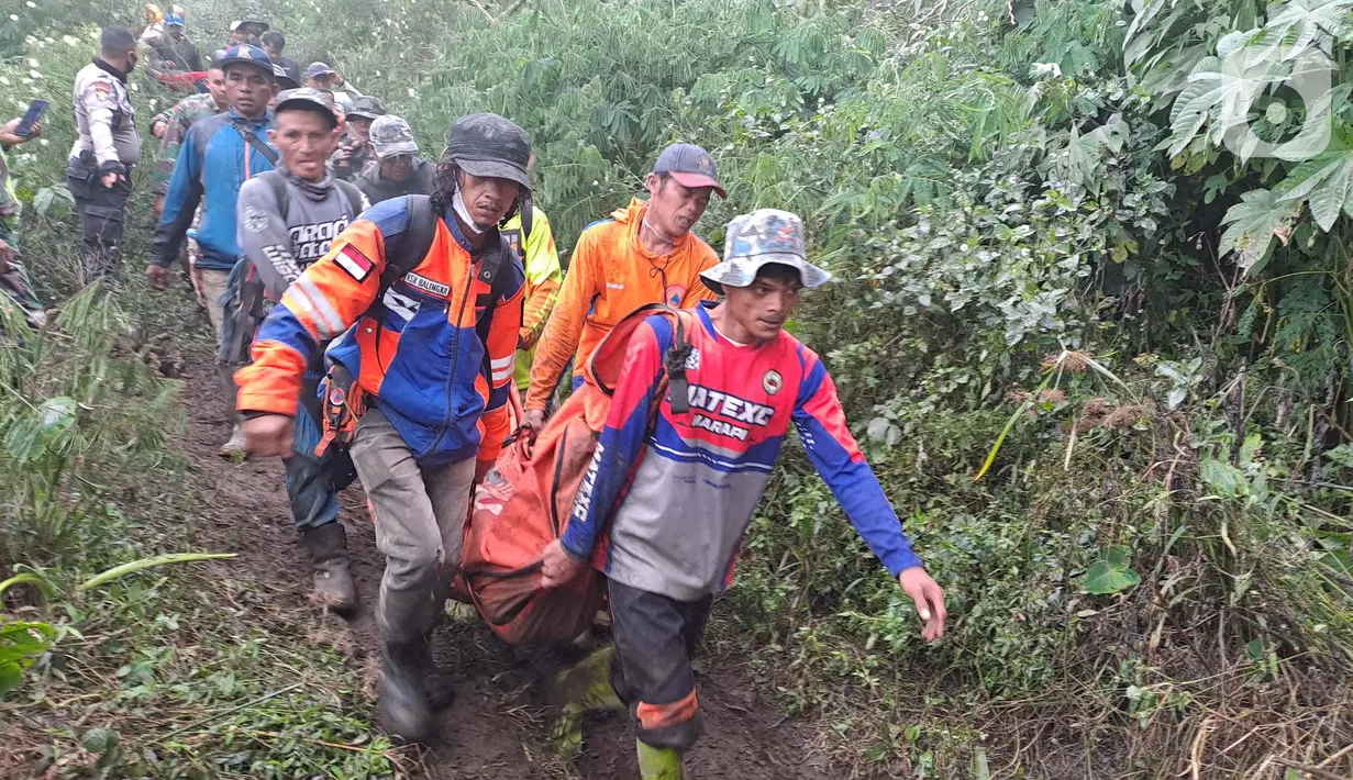 Tim SAR Gabungan membawa sebuah kantong berisi jenazah korban erupsi gunung Marapi, Sumatera Barat. (Liputan6.com/Novia Harlina)