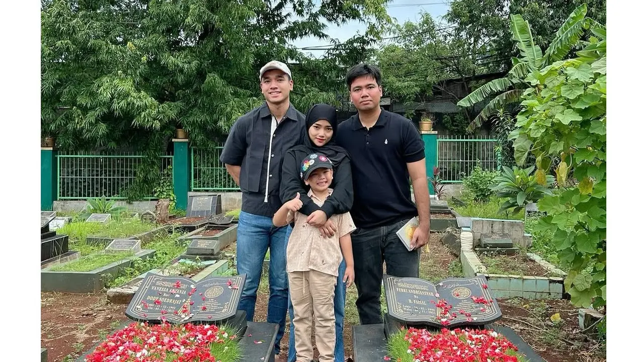Momen Gala Sky Ziarah ke Makam Orang Tua