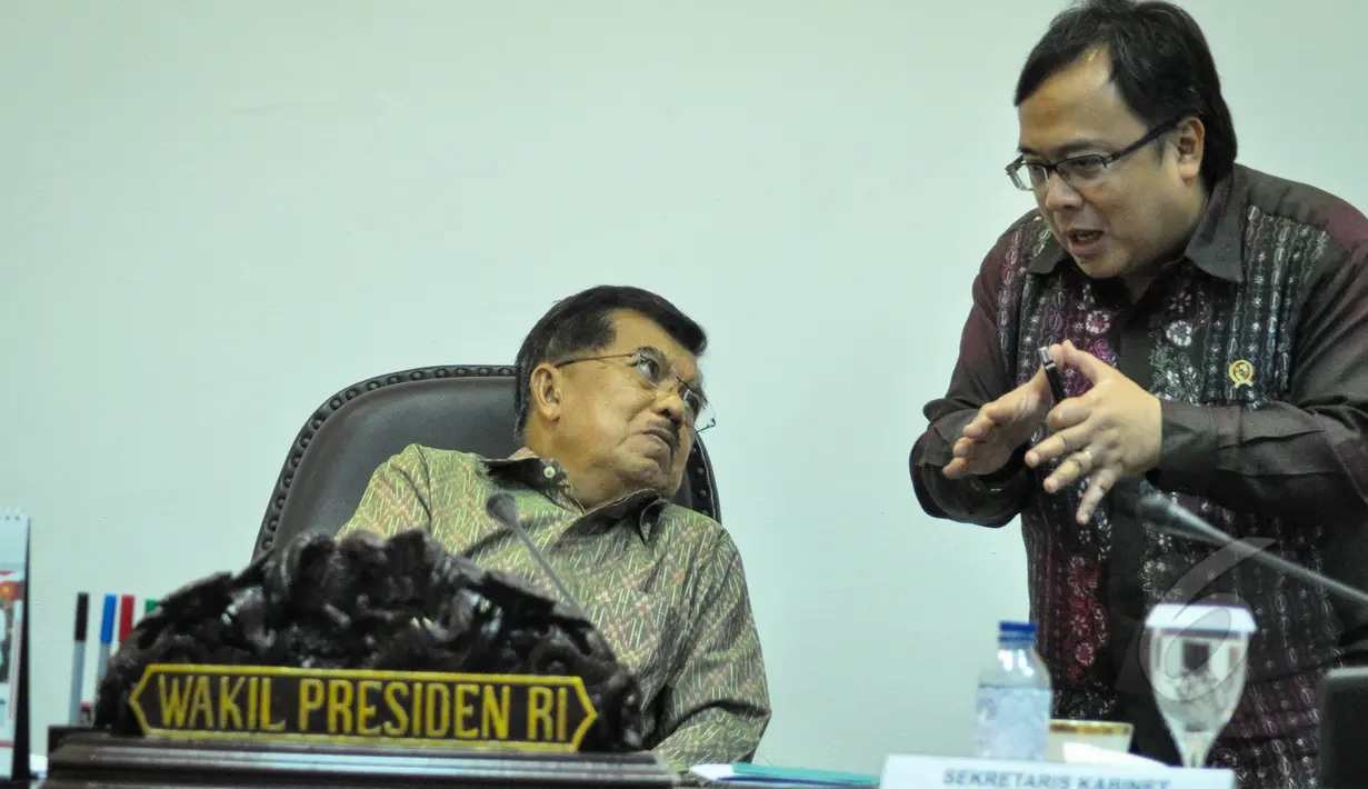 Wapres Jusuf Kalla (kiri) dan Menkeu Bambang Brodjonegoro saat menghadiri rapat terbatas di Istana Kepresidenan, Jakarta, Rabu (1/4/2015). Rapat membahas tentang pengelolaan moda transportasi massal. (Liputan6.com/Faizal Fanani)