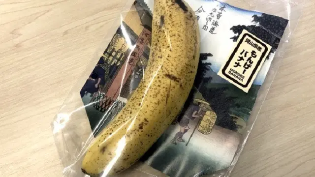 Makan pisang dengan kulitnya.