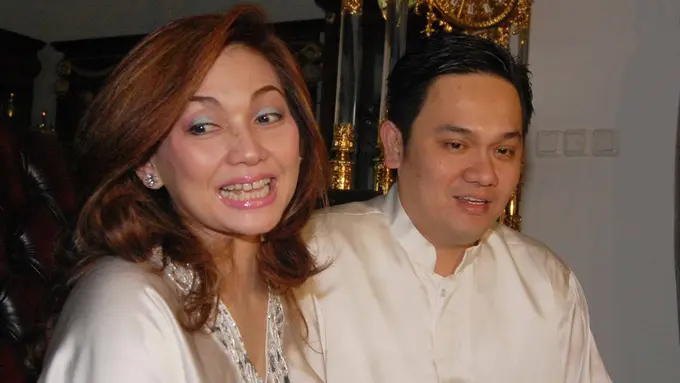 Nia Daniati dan Farhat Abbas