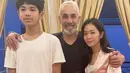 Bunga Zainal sengaja merayakan ulang tahun anaknya sederhana di rumah. Seperti inilah momennya ketika Bunga Zainal dan sang suami merayakan ultah anaknya. Bahkan Bunga Zainal dan keluarganya masih pakai baju tidur. (Liputan6.com/IG/@bungazainal05)