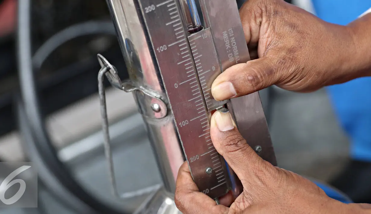 Petugas melakukan pemaparan cara kerja mesin dispenser BBM di SPBU Veteran, Jakarta, Kamis (9/6). Kegiatan ini untuk memberi pemahaman lebih baik terhadap masyarakat tentang cara kerja mesin dispenser BBM yang benar. (Liputan6.com/Immanuel Antonius)
