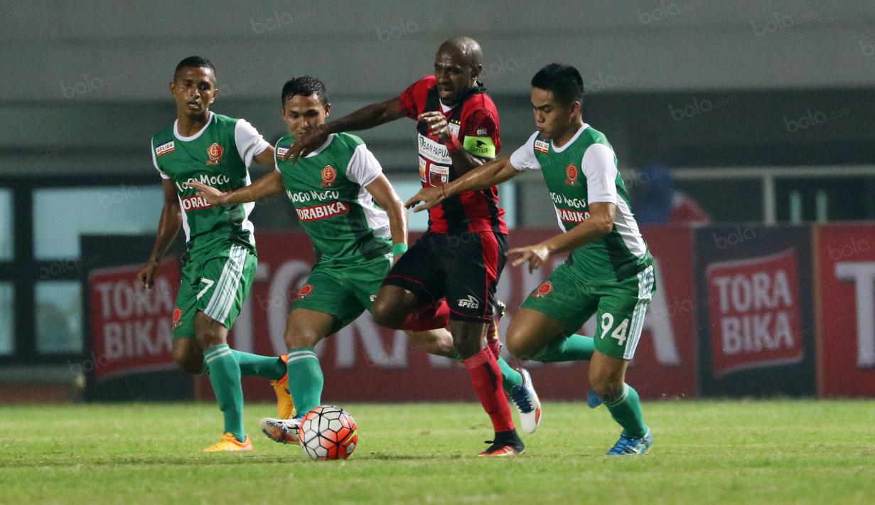 Boaz Solossa saat dihadang para pemain PS TNI pada laga Torabika SC 2016 di Stadion Pakansari, Bogor, Minggu (19/6/2016). Persipura Menang 3-1. (Bola.com/Nicklas Hanoatubun)