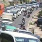 Kendaraan terjebak kemacetan di sepanjang Simpang Cagak Nagreg, Jawa Barat, Minggu (3/7). Tingginya volume kendaraan serta aktivitas pasar menjadi penyebab kemacetan di kawasan tersebut. (Liputan6.com/Immanuel Antonius)