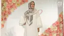 Aktris Chintami Atmanagara berjalan di atas catwalk saat launching hijab Lacelove by Laudya Cynthia Bella di kawasan Sudirman, Jakarta, Selasa (31/10). Bella memamerkan rancangannya sebanyak 22 hijab. (Liputan6.com/Herman Zakharia)