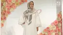 Aktris Chintami Atmanagara berjalan di atas catwalk saat launching hijab Lacelove by Laudya Cynthia Bella di kawasan Sudirman, Jakarta, Selasa (31/10). Bella memamerkan rancangannya sebanyak 22 hijab. (Liputan6.com/Herman Zakharia)