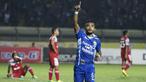 Penyerang Persib, Zulham Zamrun, merayakan gol yang dicetaknya ke gawang Martapura FC dalam lanjutan Piala Presiden 2015 di Stadion Si Jalak Harupat, Bandung. Kamis (10/9/2015). (Bola.com/Vitalis Yogi Trisna)