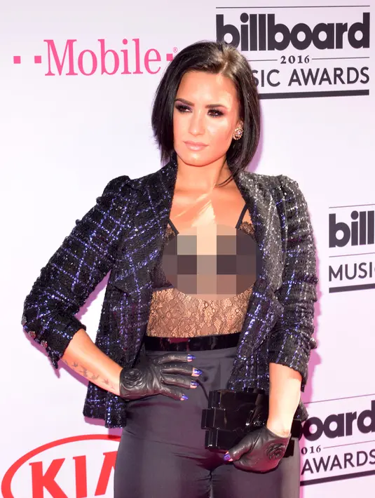 Penyanyi Demi Lovato tampil memukau dengan busana yang di kenakannya saat tiba di acara Billboard Music Awards 2016 di Las Vegas, Nevada, (22/5). Demi Lovato tampil membawakan lagu Cool For The Summer di acara ini. (David Becker / Getty Images / AFP)
