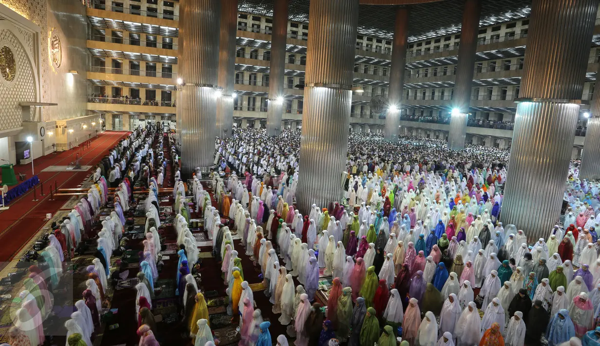 Suasana Salat Tarawih pertama di Masjid Istiqlal, Jakarta, Rabu (17/6/2015). Ribuan jamaah memadati Masjid Istiqlal di malam pertama Ramadan. (Liputan6.com/Faizal Fanani)