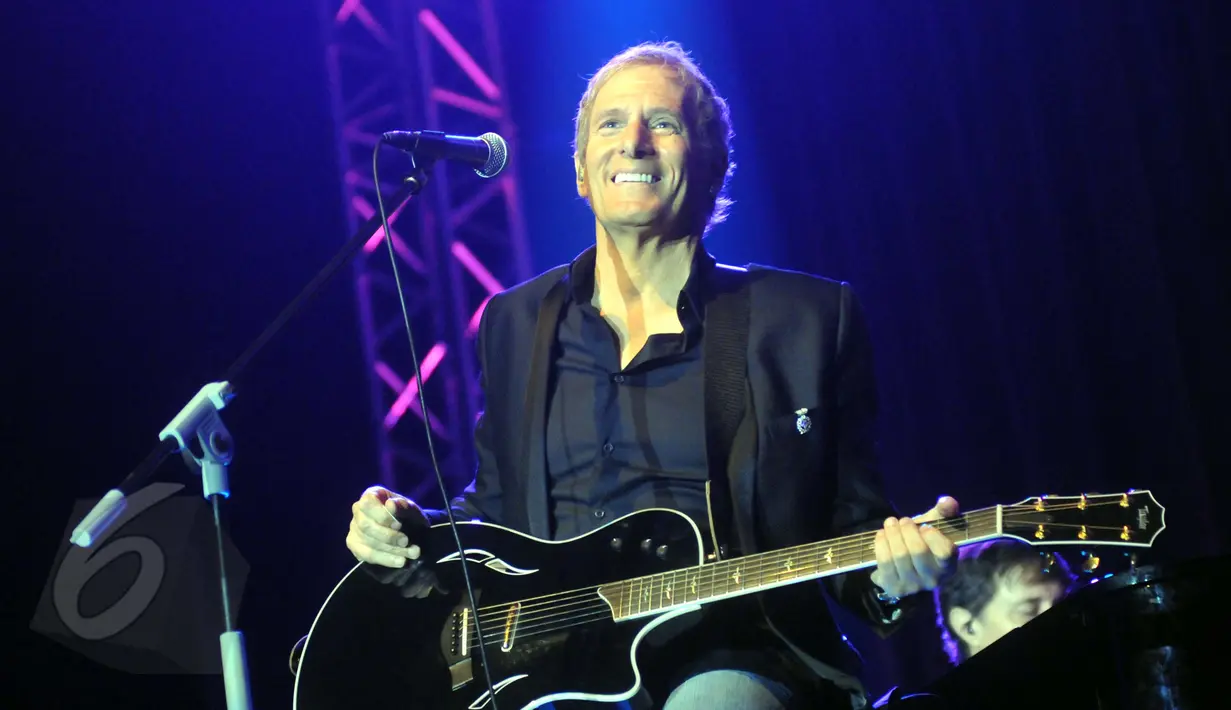 Michael Bolton dengan suara emasnya sukses memberikan penampilan teristimewanya pada konser bertajuk An Evening With Grammy Winner, di Jakarta, Selasa (2/6/2015).(Liputan6.com/Panji Diksana)