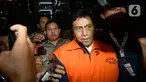 Direktur Utama PT CMI Teknologi Rahardjo Pratjinho memakai rompi tahanan usai pemeriksaan di Gedung KPK, Jakarta, Selasa (14/01/2020). Rahardjo resmi ditahan dalam kasus dugaan korupsi pengadaan perangkat transportasi informasi terintegrasi tahun anggaran 2016 di Bakamla. (merdeka.com/Dwi Narwoko)