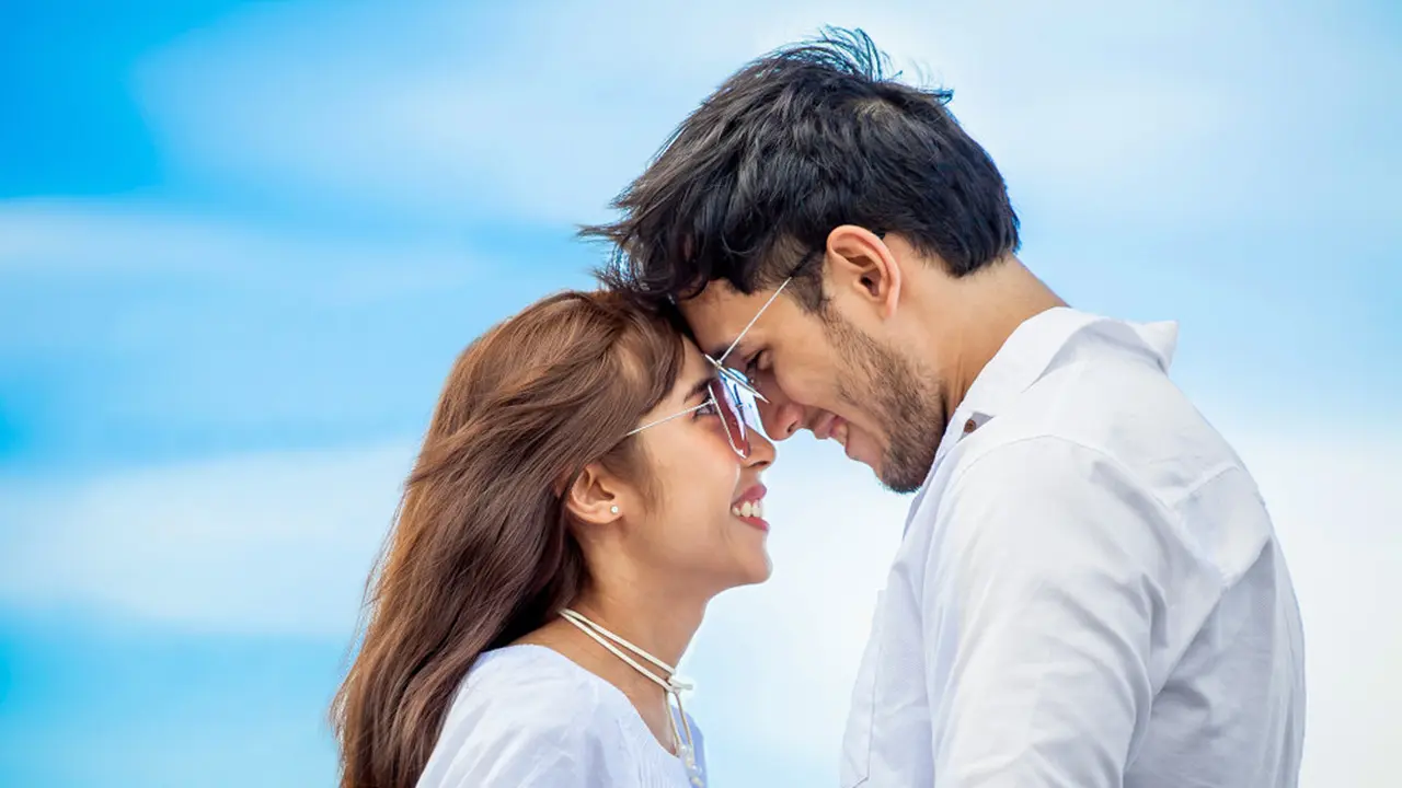 couple romantis bahagia