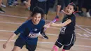 Selebritas Indonesia, Aqeela Calista (kanan) memberikan tongkat estafet kepada Bastian Steel saat berlomba pada cabang olahraga lari estafet 400 meter nomor campuran Turnamen Olahraga Selebriti Indonesia (TOSI) di GOR UNJ, Rawamangun, Jakarta, Minggu (30/07/2023). Mereka berhasil finis dengan catatan waktu 1 menit 0,59 detik. (Bola.com/Bagaskara Lazuardi)