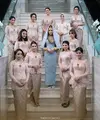Mereka tampil serasi dalam balutan kebaya dengan nuansa warna senada, setia mendampingi Ochi dalam prosesi sakral pernikahannya. [@thepotomoto].