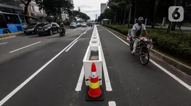 Pembatas jalur sepeda permanen di jalan Sudirman, Jakarta, Rabu (24/2/2021). Pemprov DKI Jakarta mulai mempermanenkan jalur sepeda di Jalan Sudirman - Thamrin, Jakarta Pusat. (Liputan6.com/Johan Tallo)