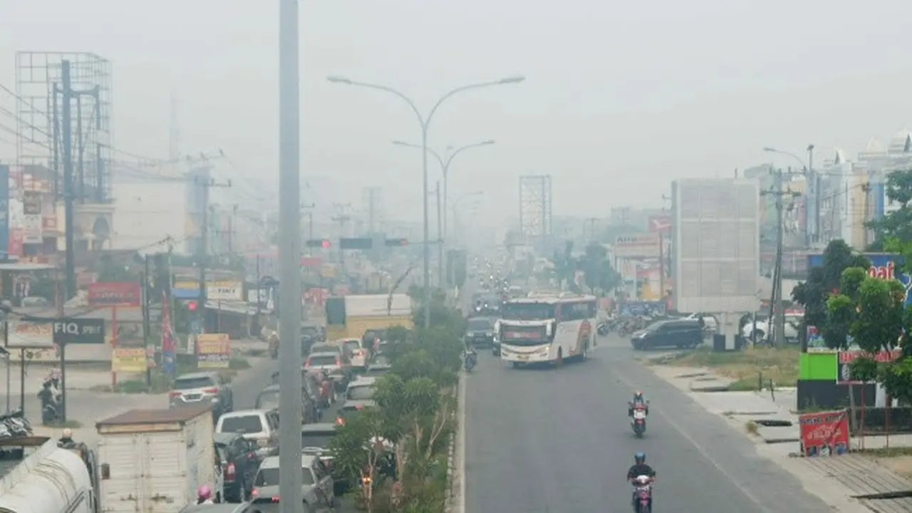 Suasana Pekanbaru yang sudah tiga pekan diselimuti kabut asap hasil kebakaran lahan dari berbagai daerah di Riau.