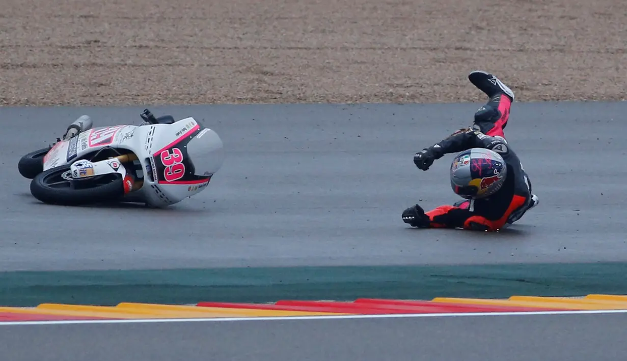 Pebalap RW Racing GP, Luis Salom, terjatuh saat sesi kualifikasi Moto3 GP Aragon di Sirkuit Aragon, Spanyol, (29/9/2012). (AFP/Jose Jordan)