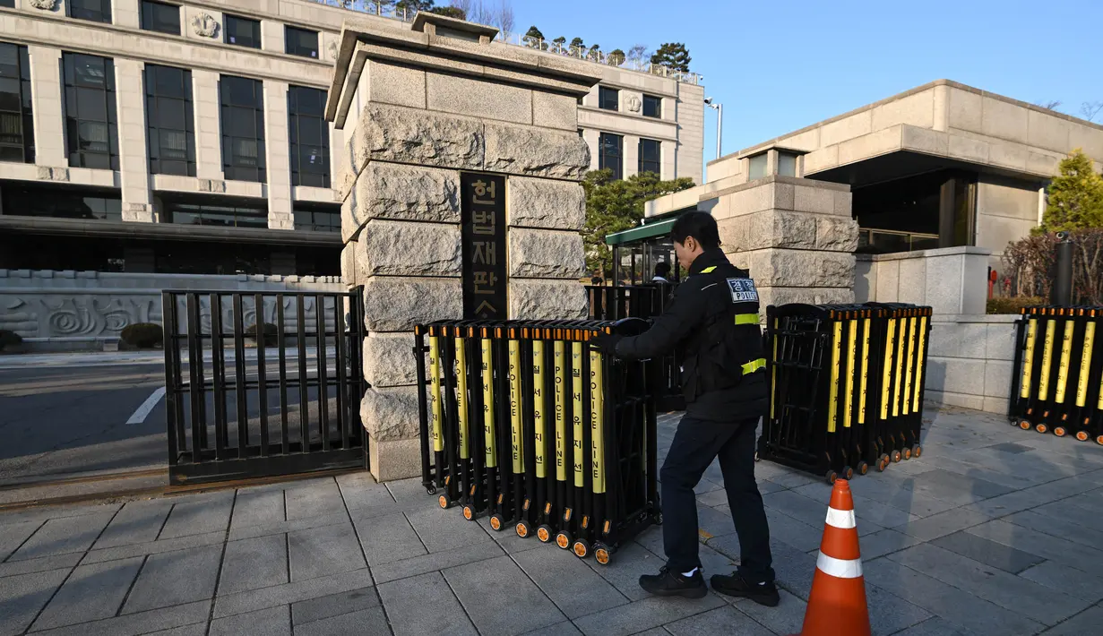 Selanjutnya, Mahkamah Konstitusi Korea Selatan memiliki waktu hingga 180 hari untuk memutuskan apakah Yoon Suk Yeol akan diberhentikan sebagai presiden atau mengembalikan kekuasaannya. (JUNG YEON-JE/AFP)
