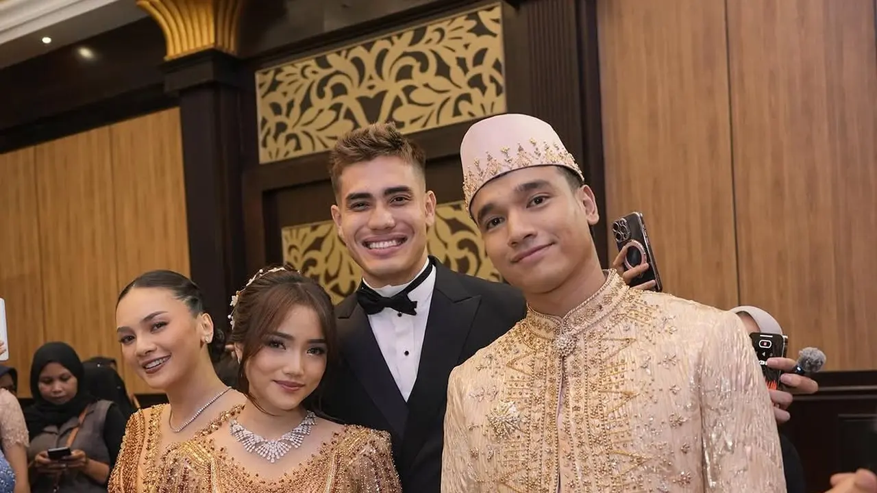 6 Potret Elegan Fuji An Kenakan Kebaya Gold Mewah di Resepsi Pernikahan Frans Faisal, Dapat Buket Bunga Langsung dari Sang Kakak!