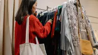 Fenomena thrifting atau jual beli pakaian bekas dianggap merugikan UMKM Tanah Air dan berdampak buruk terhadap lingkungan. (Foto: Pexels/cottonbro).