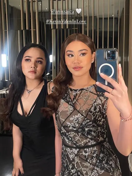 Aaliyah Massaid turut hadir mengenakan gaun brokat nuansa warna hitam-silver yang mewah. [Instagram].