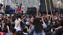 Grup band musik Slank tampil dalam Apel Kebangsaan 'Kita Merah Putih' di lapangan Pancasila Simpang Lima Semarang, Minggu (17/3). Acara yang digelar Pemprov Jateng ini mendapat kucuran dana APBD Rp18 miliar. (Liputan6.com/Gholib)