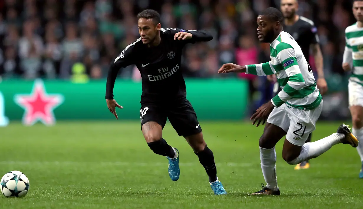 Pemain PSG, Neymar dan pemain Celtic, Olivier Ntcham berebut bola pada pertandingan perdana fase grup Liga Champions di Stadion Celtic Park, Selasa (12/9). Paris Saint-Germain pesta lima gol ke gawang Celtic. (AP Photo/Scott Heppell)