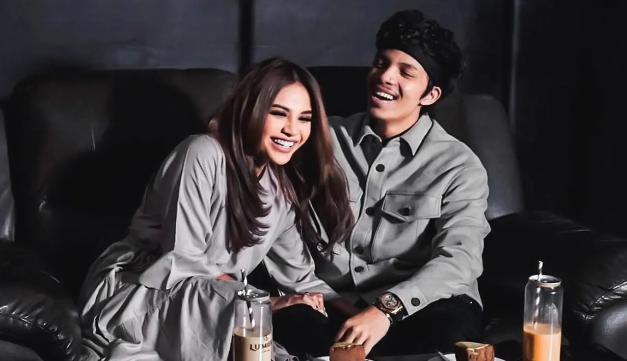 "Yang pasti kenapa aku cari masjid yang gede karena pengin social distance banget, jaga jarak, swab, kalau masjidnya kecil kan pasti akan ada di dalam satu ruangan yang kecil," ungkap Atta.  (Instagram/attahalilintar)