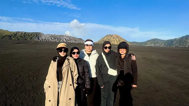 5 Gaya Kasual Mulan Jameela saat Liburan di Bromo, Outer dan Topi Visor Senada