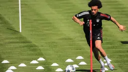 Gelandang baru Bayern Munchen, Leroy Sane saat mengikuti sesi latihan di Munich, Jerman (14/7/2020). Munchen mendatangkan Leroy Sane dari Manchester City dengan kontrak berdurasi lima tahun hingga 2025 mendatang, seperti diumumkan oleh klub Bundesliga tersebut pada 3 Juli. (Xinhua/Philippe Ruiz)