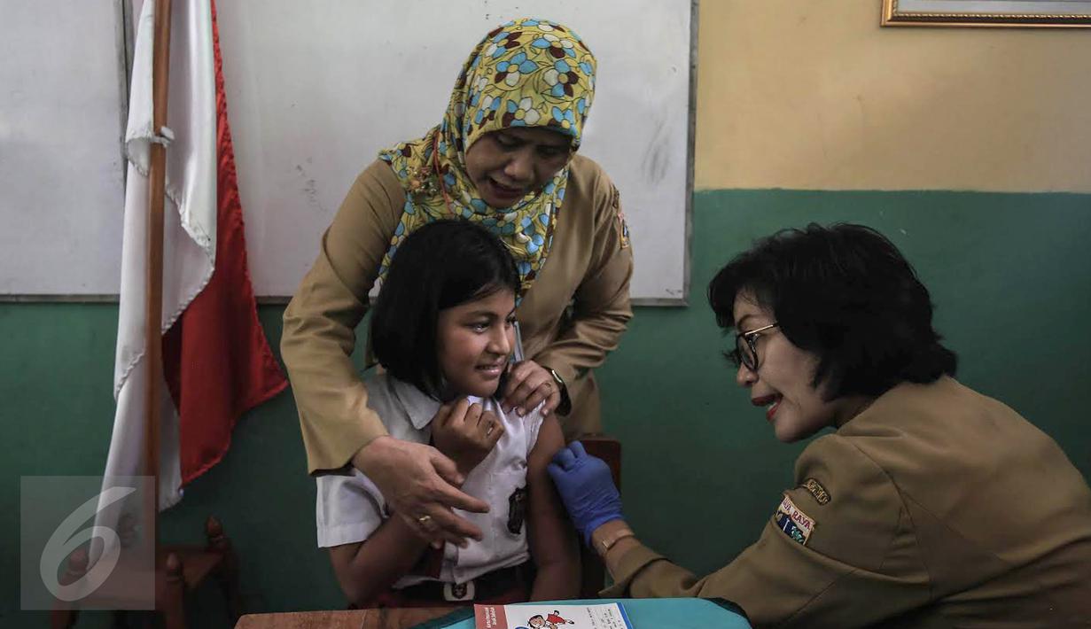 Seorang anak mengikuti kegiatan Bulan Imunisasi Anak sekolah (BIAS) di SDN 11 Pagi, Lubang Buaya, Jakarta, Selasa (4/10). Kegiatan ini untuk mewujudkan Indonesia bebas dari kanker serviks. (Liputan6.com/Faizal Fanani)