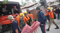 Petugas Basarnas membantu proses evakuasi perabotan dan berkas di Kantor Kepala Desa Jungutan, Karangasem, Bali, Jumat (1/12). Erupsi Gunung Agung membuat para petugas Basarnas terus berupaya membantu warga. (Liputan6.com/Immanuel Antonius)