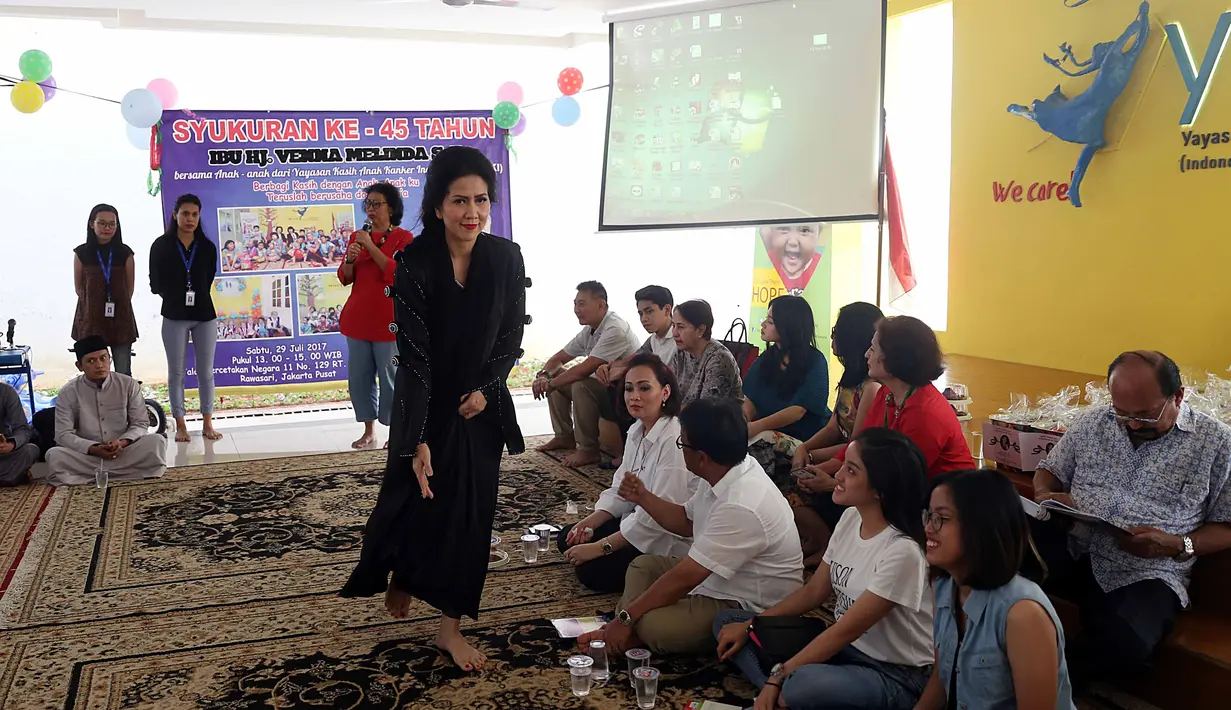 Ditemui di Yayasan Kasih Anak Kanker Indonesia (YKAKI), Verrell bercerita soal kejutan yang telah ia berikan untuk mamanya. Bukan hanya saat acara syukuran, namun juga tepat di jam 12 saat pergantian hari. (Nurwahyunan/Bintang.com)