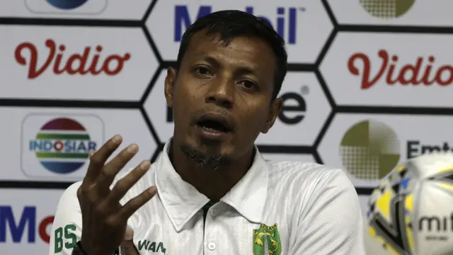 Asisten pelatih Persebaya Surabaya, Bejo Sugiantoro, memberikan keterangan usai melawan Perseru Serui pada laga Piala Presiden 2019. (Bola.com/Yoppy Renato)