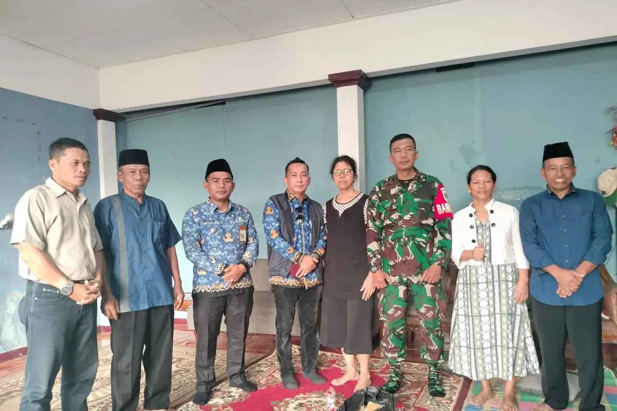 Perwakilan Aparatur Pemerintahan Kota Depok bersama pengurus lingkungan saat proses mediasi terkait adanya penolakan misa penghiburan di wilayah Cipayung, Depok.