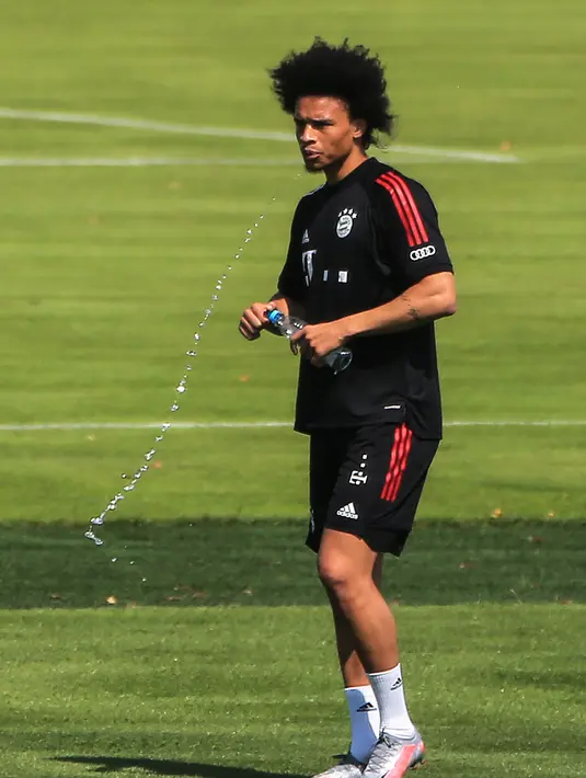 Gelandang baru Bayern Munchen, Leroy Sane saat mengikuti sesi latihan di Munich, Jerman (14/7/2020). Munchen mendatangkan Leroy Sane dari Manchester City dengan kontrak berdurasi lima tahun hingga 2025 mendatang, seperti diumumkan oleh klub Bundesliga tersebut pada 3 Juli. (Xinhua/Philippe Ruiz)