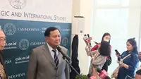 Prabowo Subianto saat berbincang dengan wartawan usai&nbsp;Pidato Calon Presiden RI: Arah dan Strategi Politik Luar Negeri di Auditorium CSIS Gedung Pakarti Center, Jakarta, Senin (13/11/2023). (Merdeka.com/Muhammad Genantan Saputra)