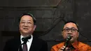 Zulkifli Hasan (kanan) memberikan keterangan Pers usai melakukan pertemuan tertutup di Kompleks Parlemen MPR/DPR, Jakarta, Senin (27/7/2015). Dalam kunjungannnya Yu Zhengsheng melakukan kerjasama politiknya dengan Indonesia. (Liputan6.com/Johan Tallo)
