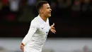 Gelandang Inggris, Dele Alli melakukan selebrasi usai mencetak gol kegawang Prancis pada laga persahabatan di Stadion Wembley, London, (18/11). Inggris menang atas Prancis dengan skor 2-0. (Reuters/John Sibley)