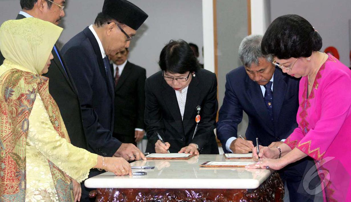 Menteri Kesehatan, Nafsiah Mboi melantik anggota Komisi Farmasi Nasional (KFN), Gedung Menkes, Jakarta, Selasa (22/9/2014) (Liputan6.com/Johan Tallo)